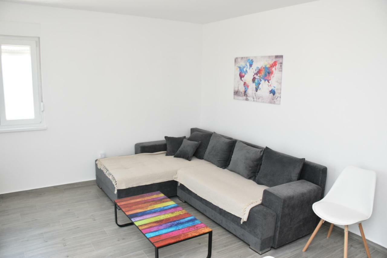 Apartments Mino Ražanac Eksteriør bilde