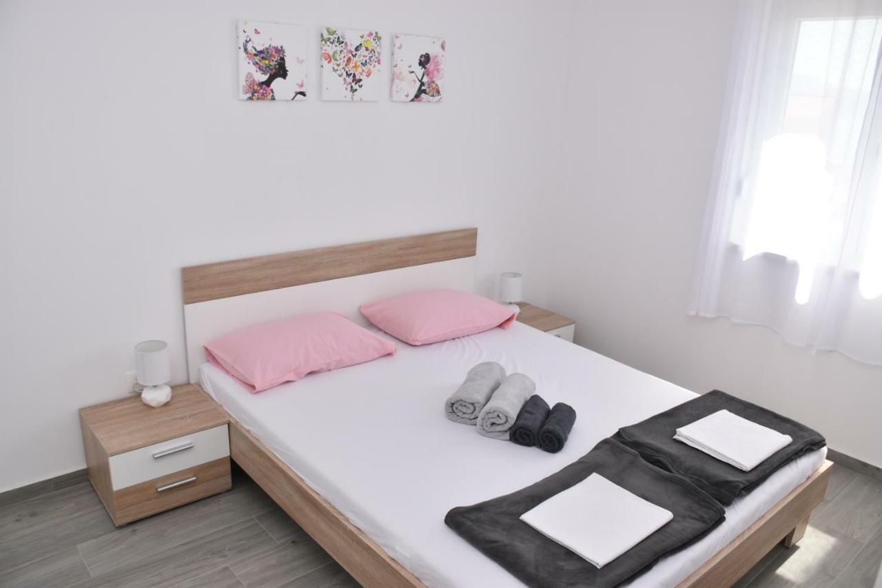 Apartments Mino Ražanac Eksteriør bilde