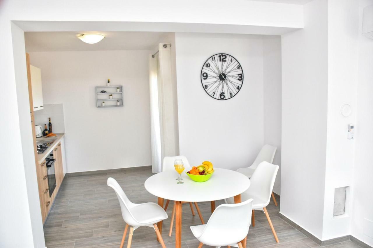 Apartments Mino Ražanac Eksteriør bilde